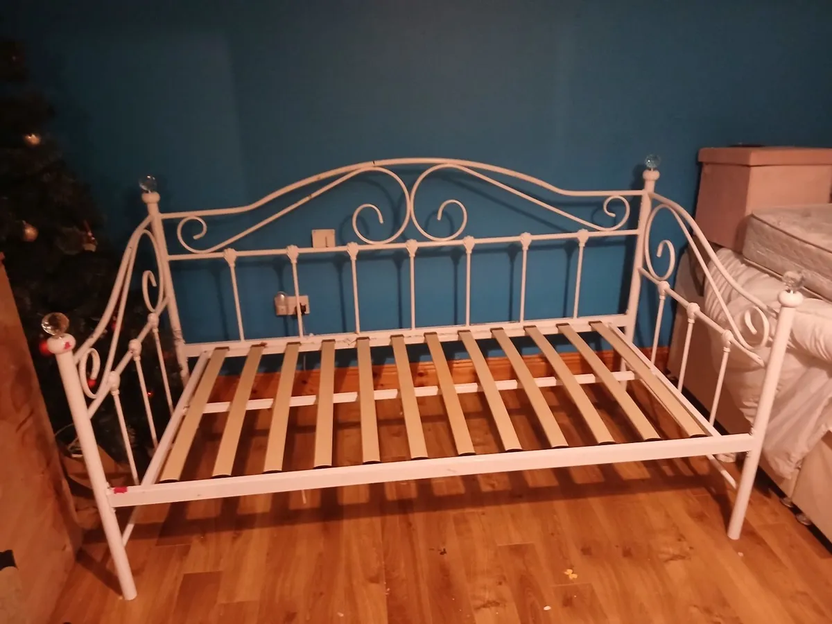 Single bed - Image 2