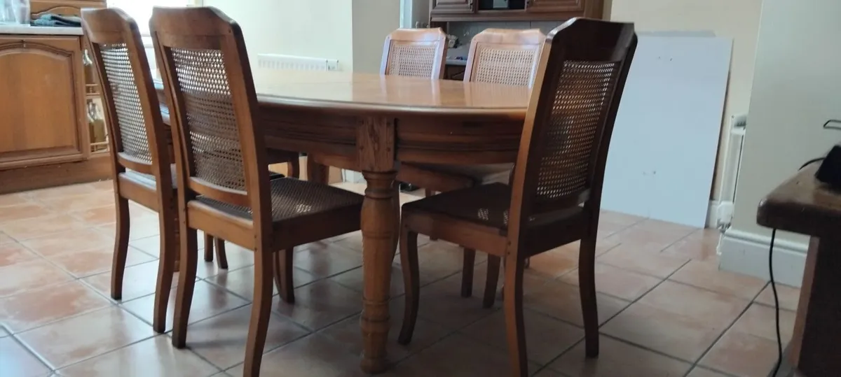 Table and chairs - Image 1
