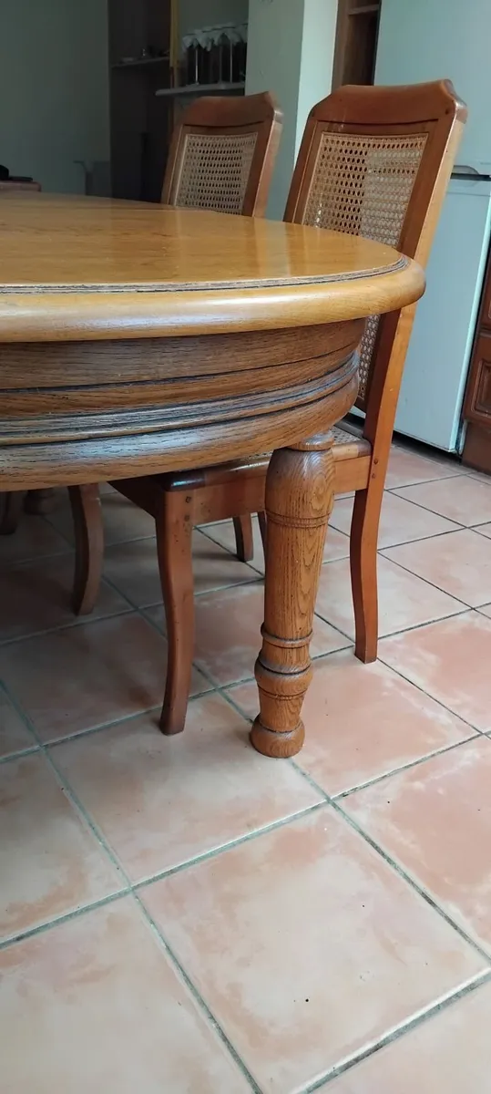 Table and chairs - Image 3
