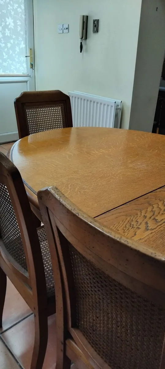 Table and chairs - Image 2