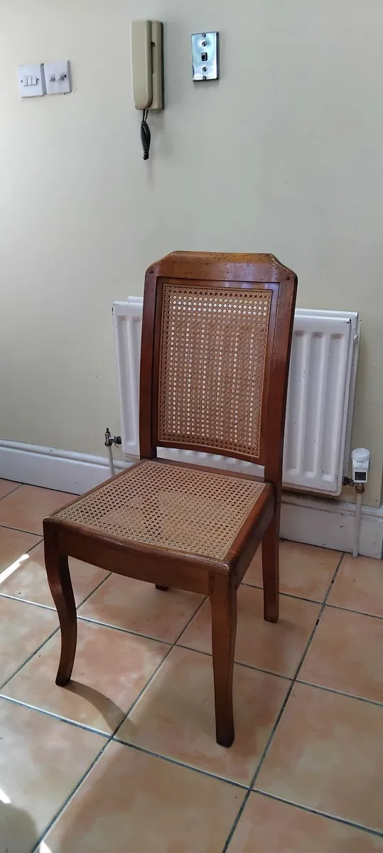 Table and chairs - Image 4