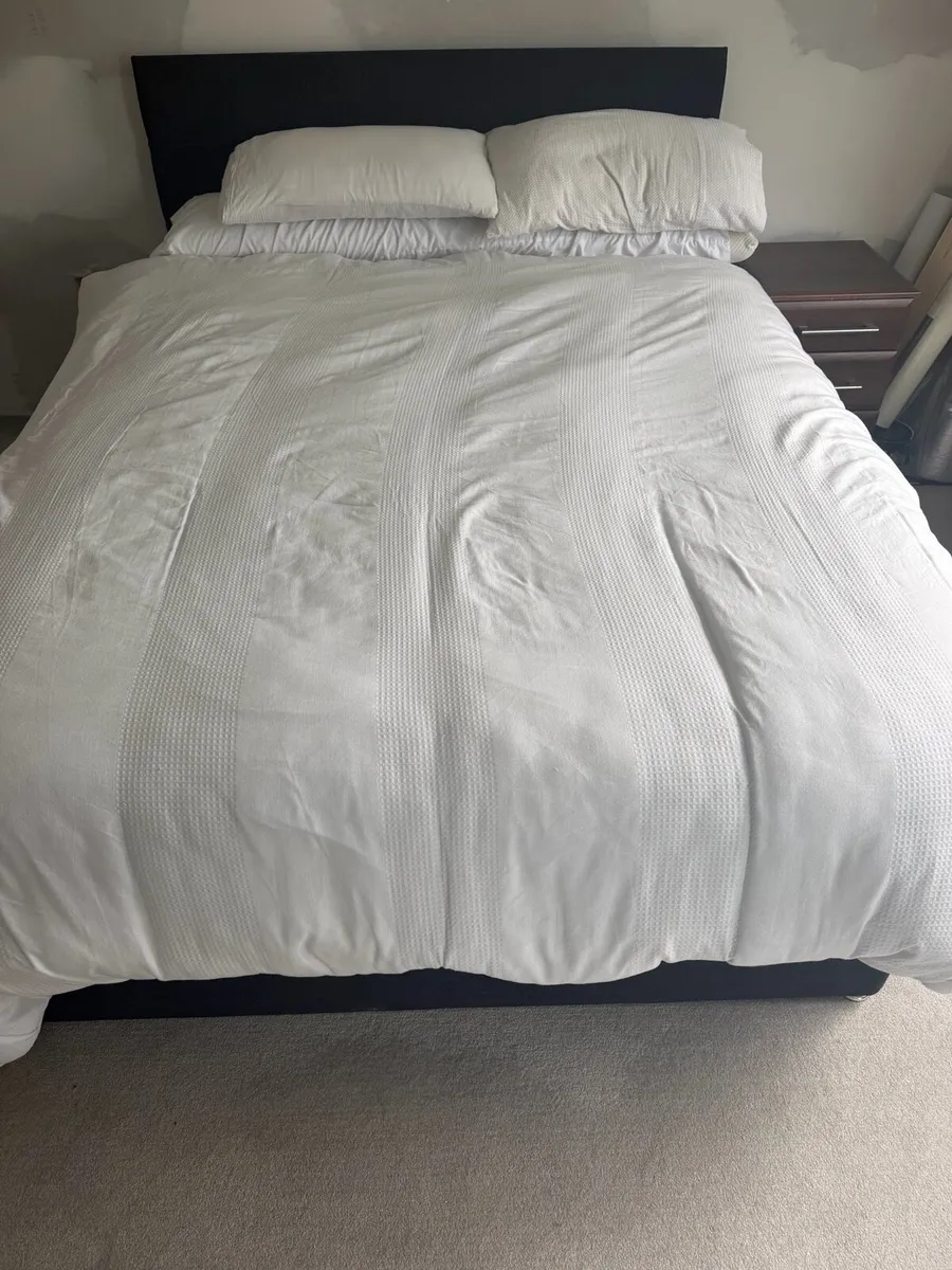 Free Kingsize bed - Image 1