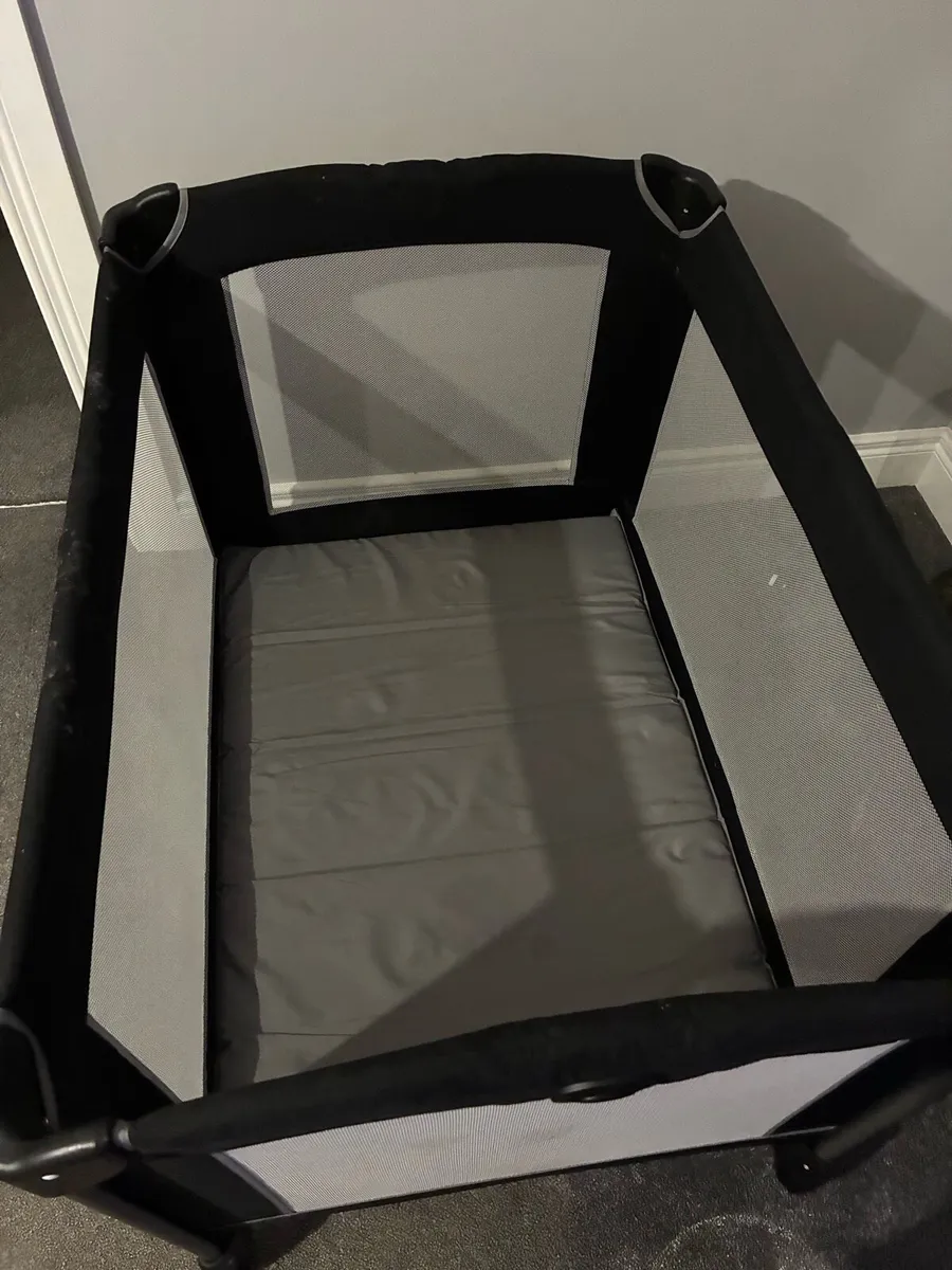 Baby travel cot - Image 1
