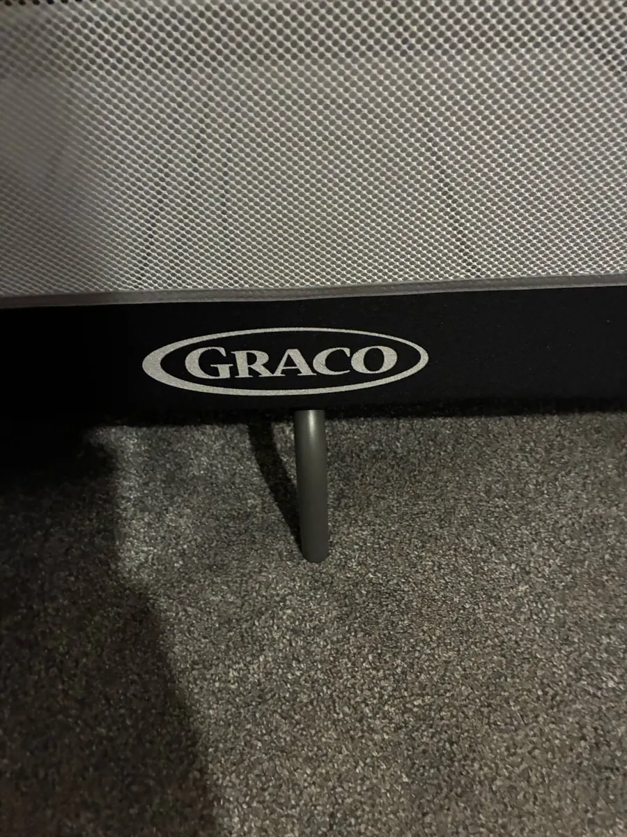 Baby travel cot - Image 2