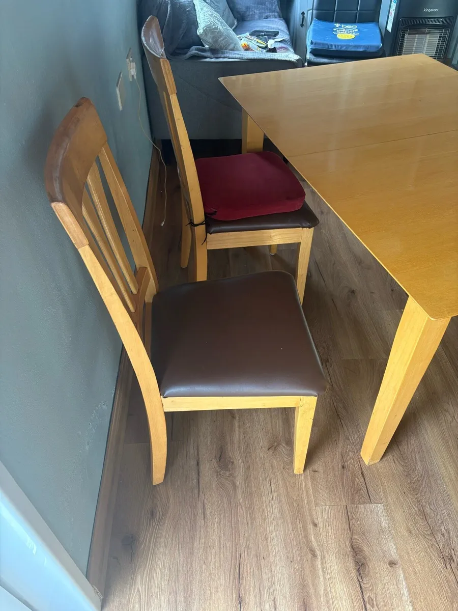 EXTENDABLE WOODEN DINING TABLE & 5 CHAIRS – - Image 3