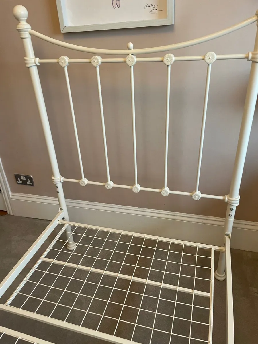 2 x single beds - Image 1