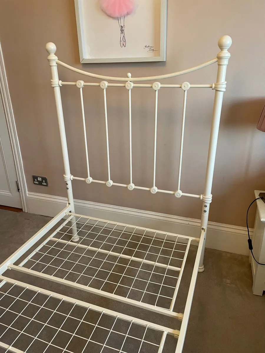 2 x single beds - Image 2