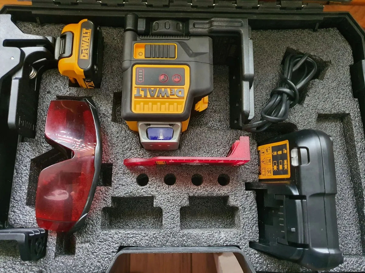 Dewalt DCE08911R 12V Cross Line Laser Kit - Image 4
