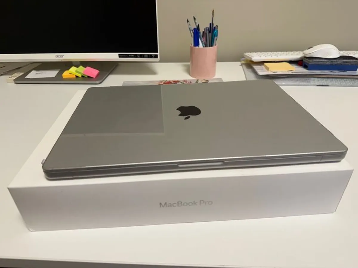16 inch MacBook Pro M5 Pro - Image 2