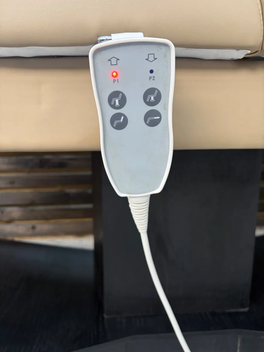 Vertical lift massage table - Image 4