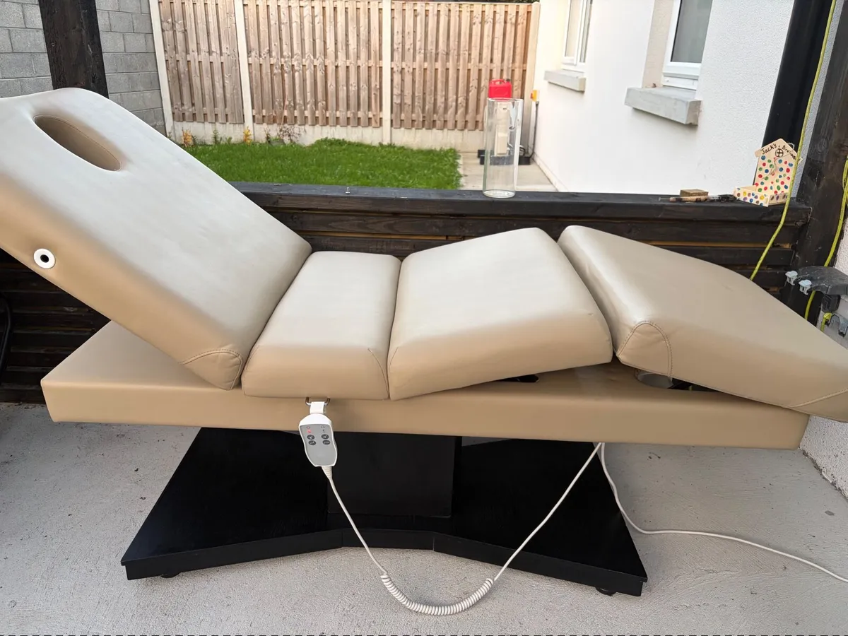 Vertical lift massage table - Image 1