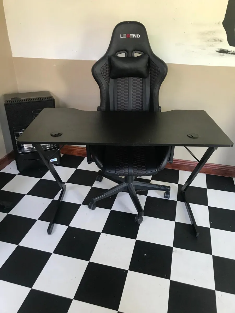 Gaming table and chair - Image 1