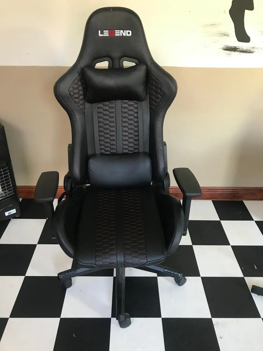 Gaming table and chair - Image 2
