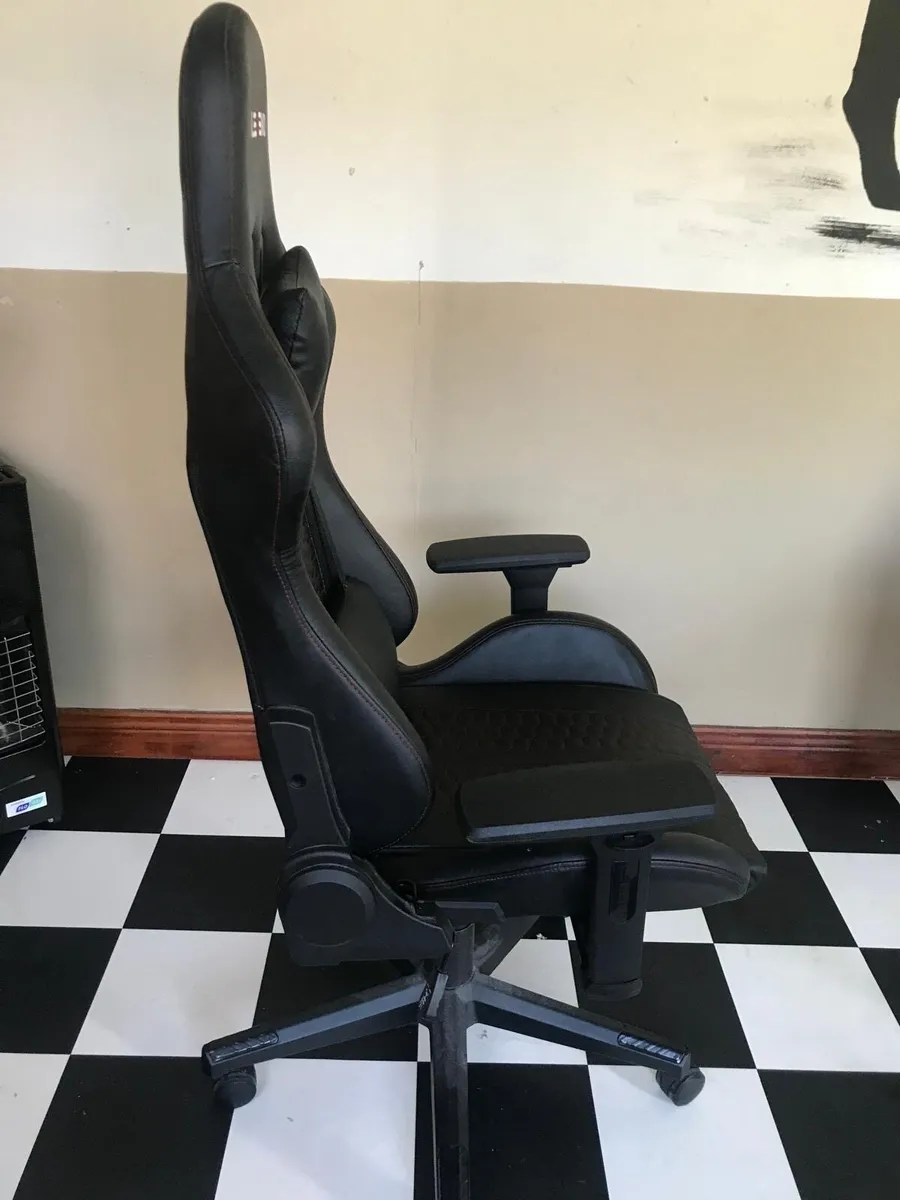 Gaming table and chair - Image 3