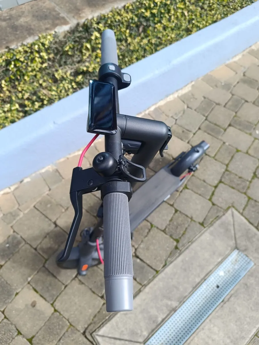 Navee V50 EScooter & Extras - Image 1
