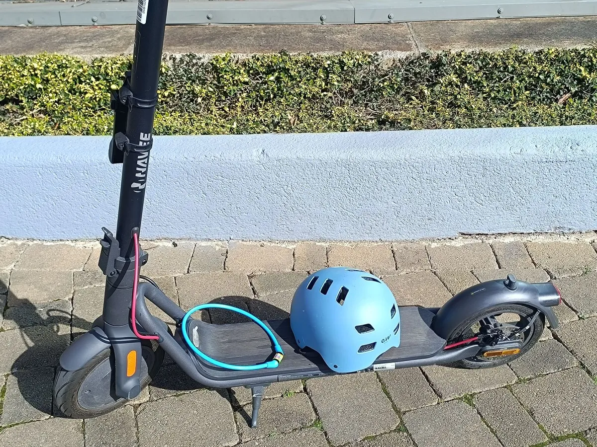 Navee V50 EScooter & Extras - Image 4