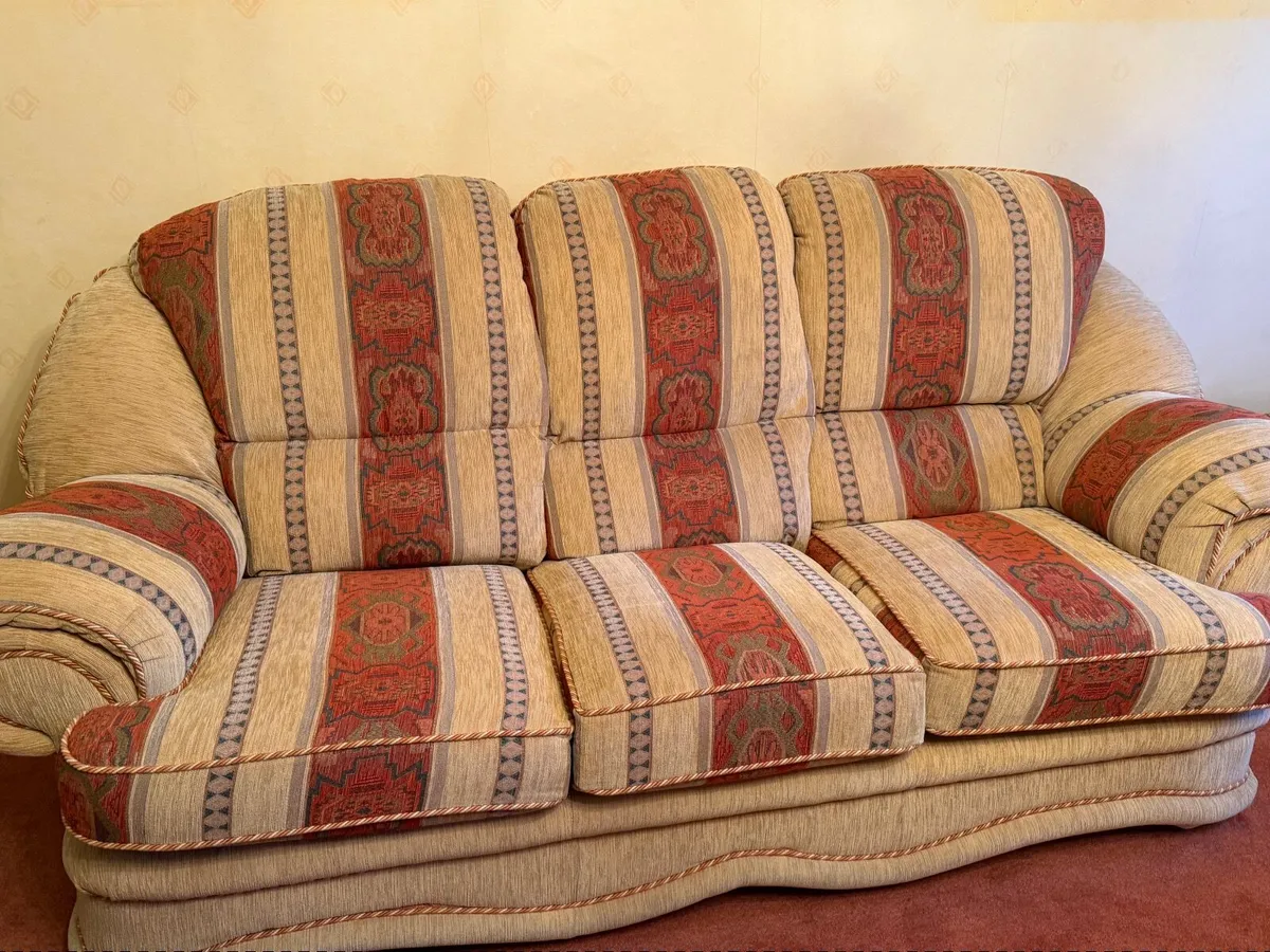 3 seater couch and 2 matching armchairs - Image 4