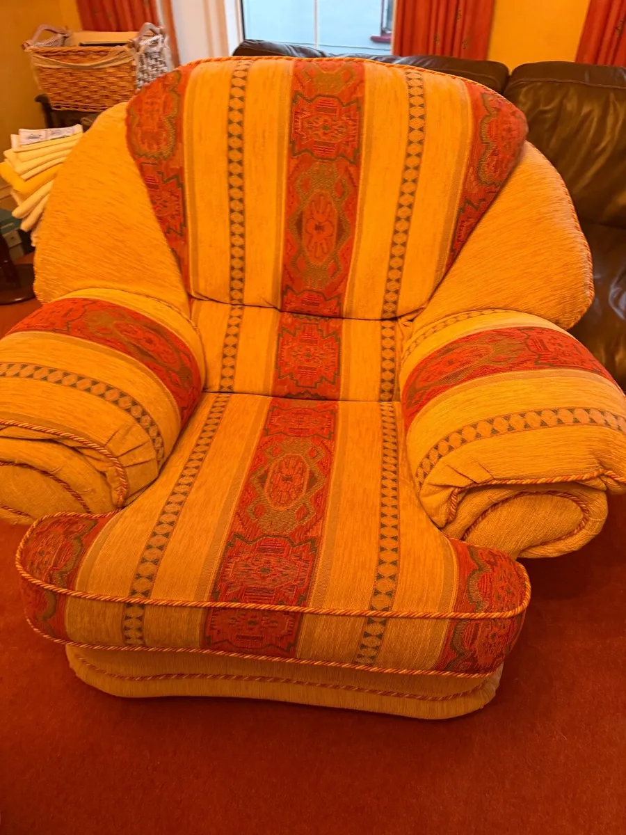 3 seater couch and 2 matching armchairs - Image 2