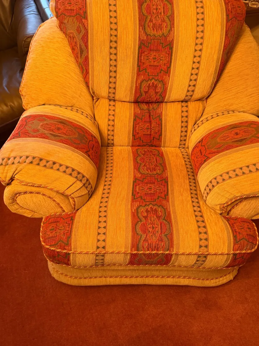 3 seater couch and 2 matching armchairs - Image 3