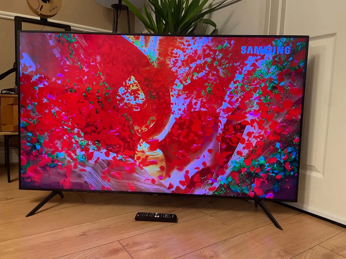 Samsung 55” 4K UHD Smart TV - Read description - Image 2