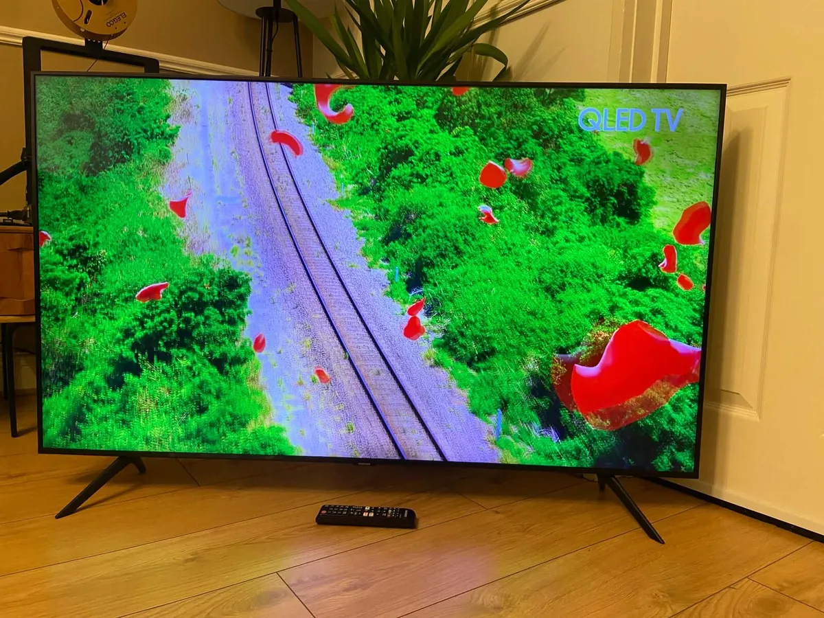 Samsung 55” 4K UHD Smart TV - Read description - Image 3