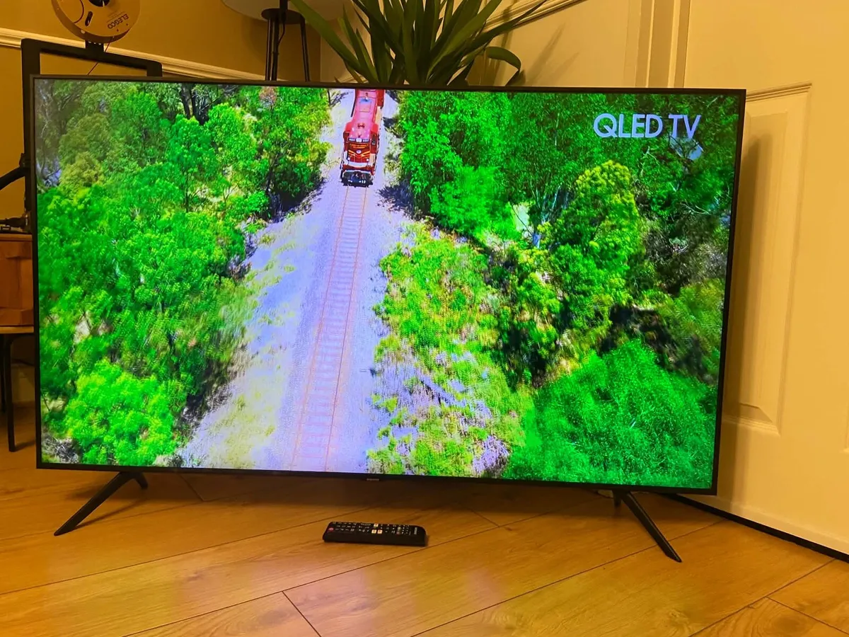 Samsung 55” 4K UHD Smart TV - Read description - Image 4