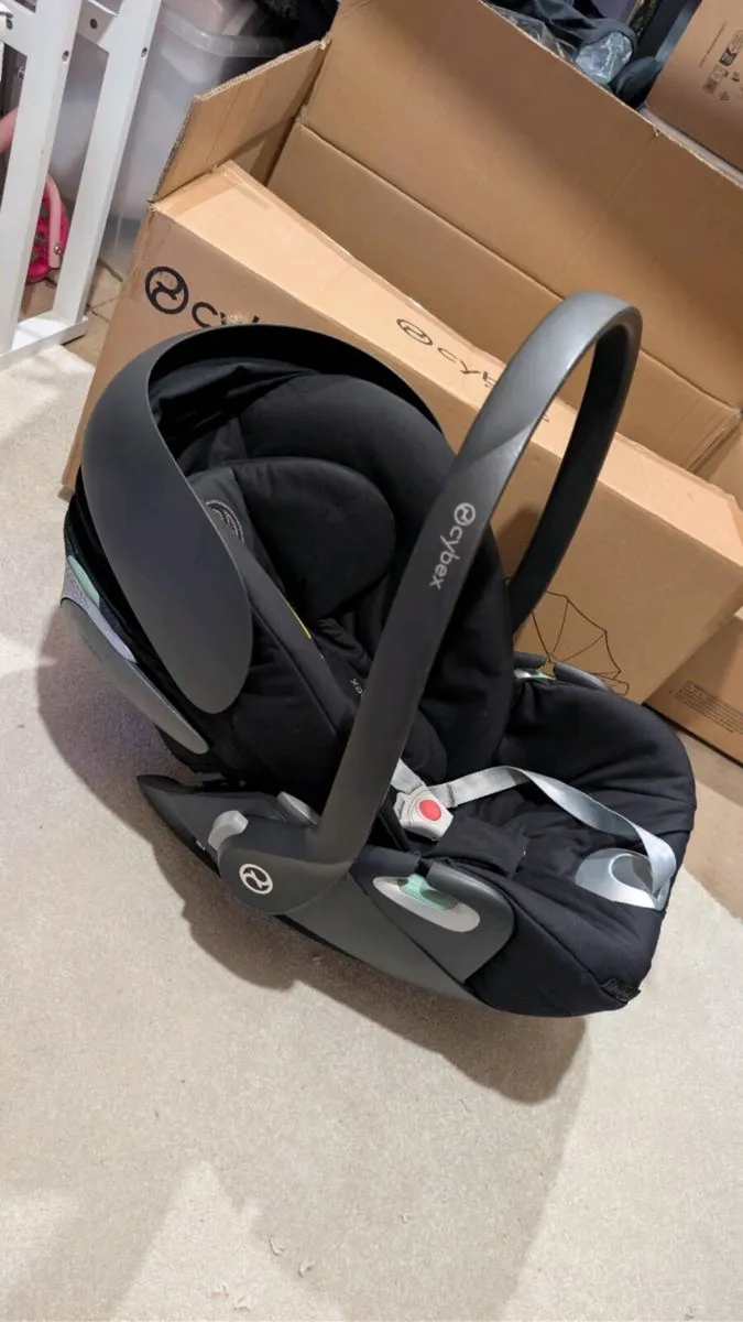 CYBEX I cloud car seat & base, plus carry cot - Image 1