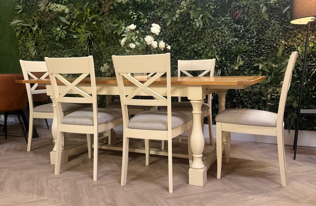 Table and chairs - Image 3