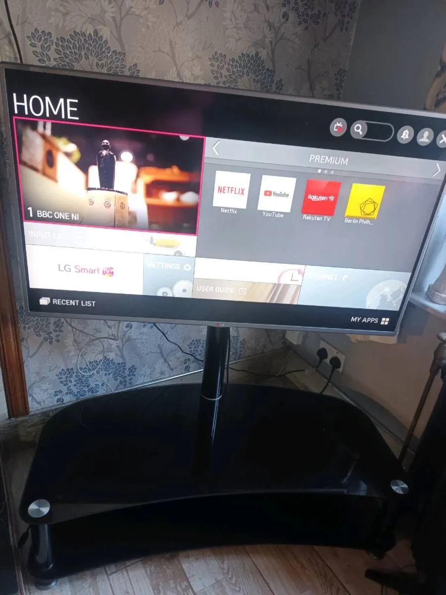 Lg tv  50" & stand - Image 1