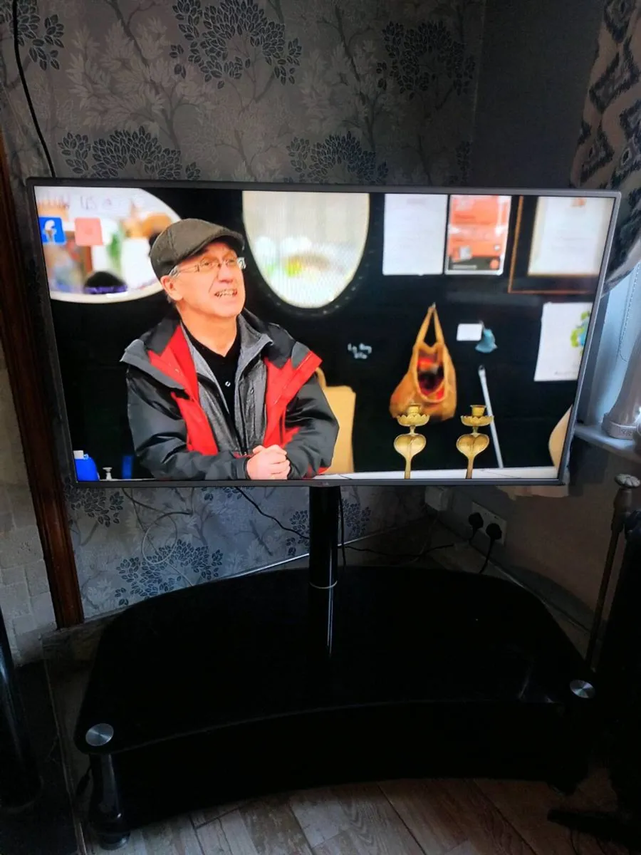Lg tv  50" & stand - Image 2