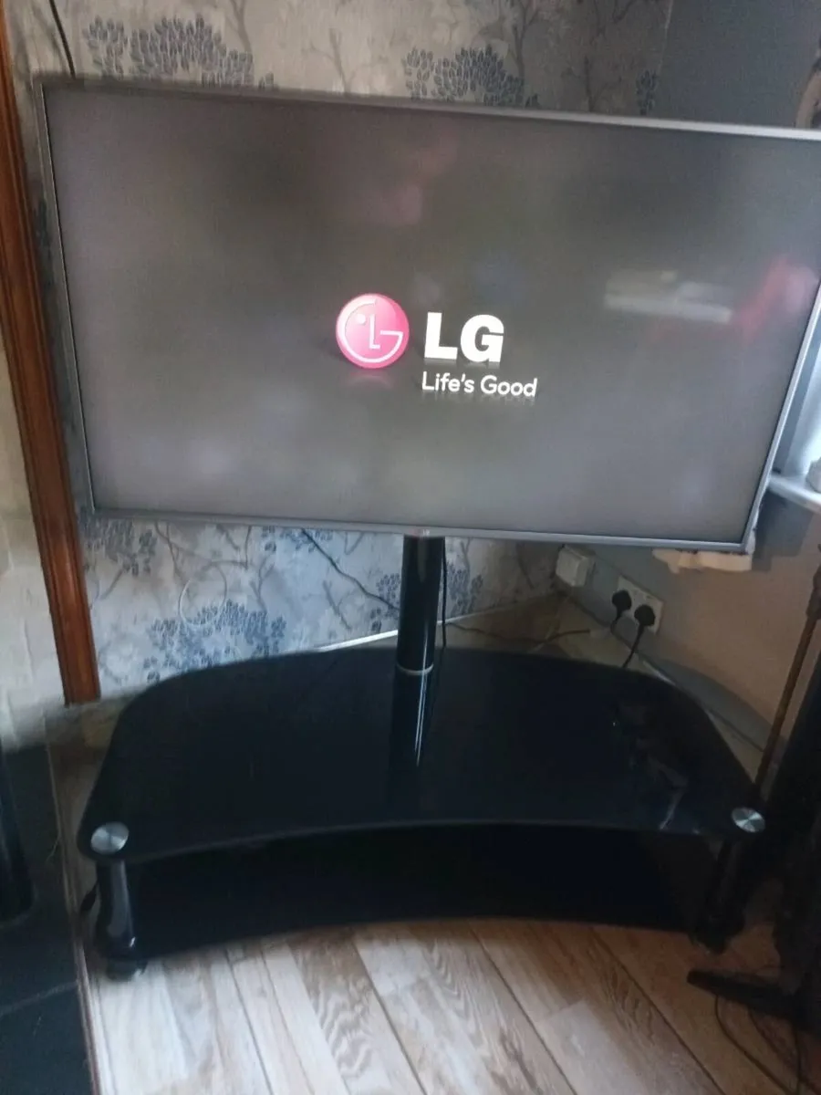 Lg tv  50" & stand - Image 3