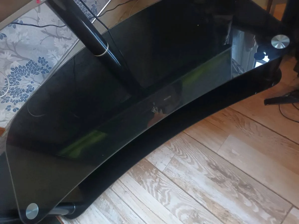 Lg tv  50" & stand - Image 4