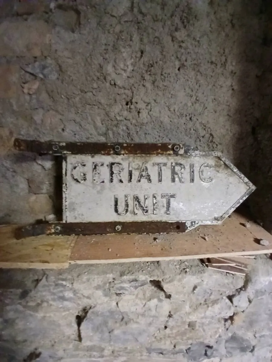 Vintage finger post sign - Image 1