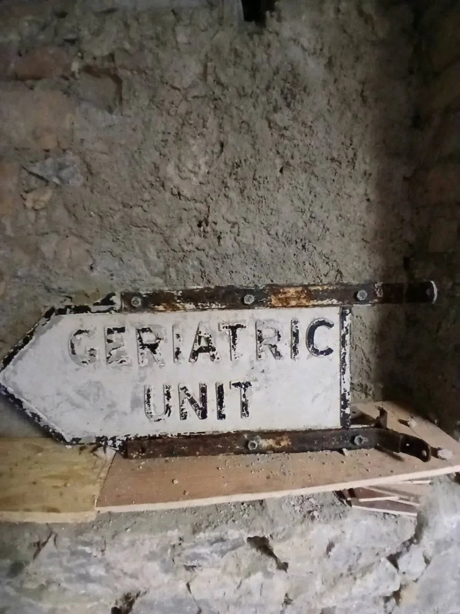 Vintage finger post sign - Image 2