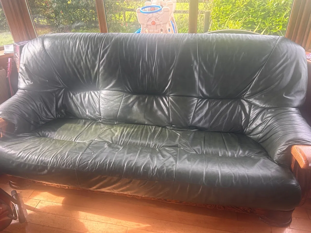 Three seater and two arm chairs - Image 1