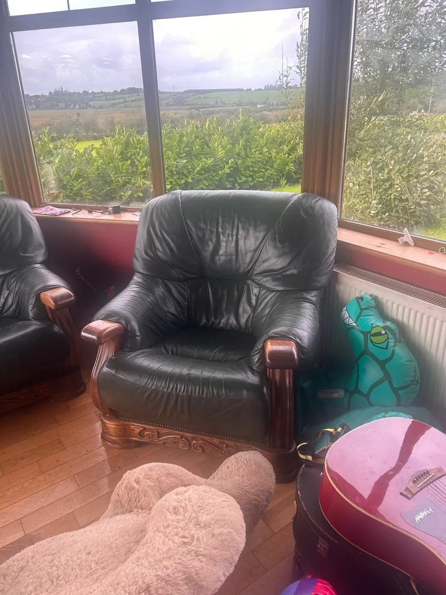 Three seater and two arm chairs - Image 3