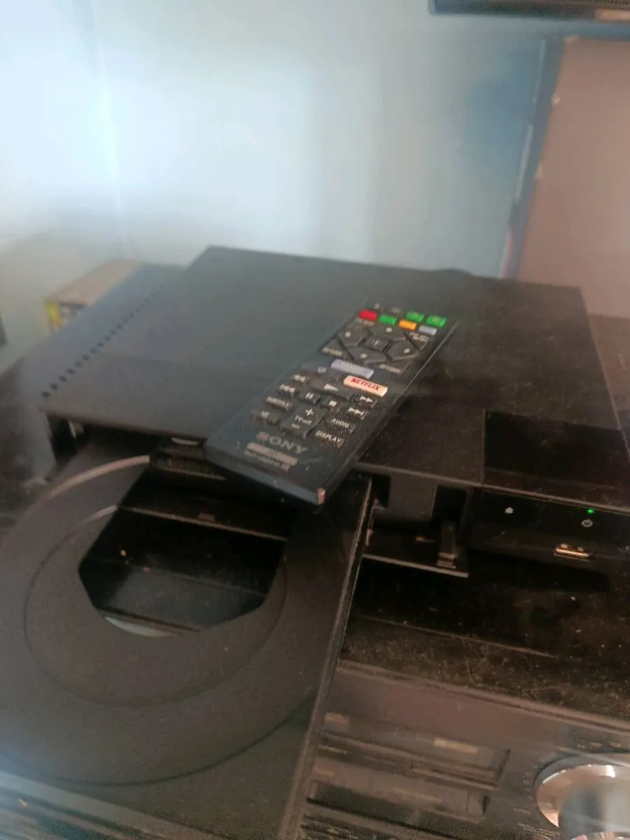 Sony dvd player and remote - Image 4