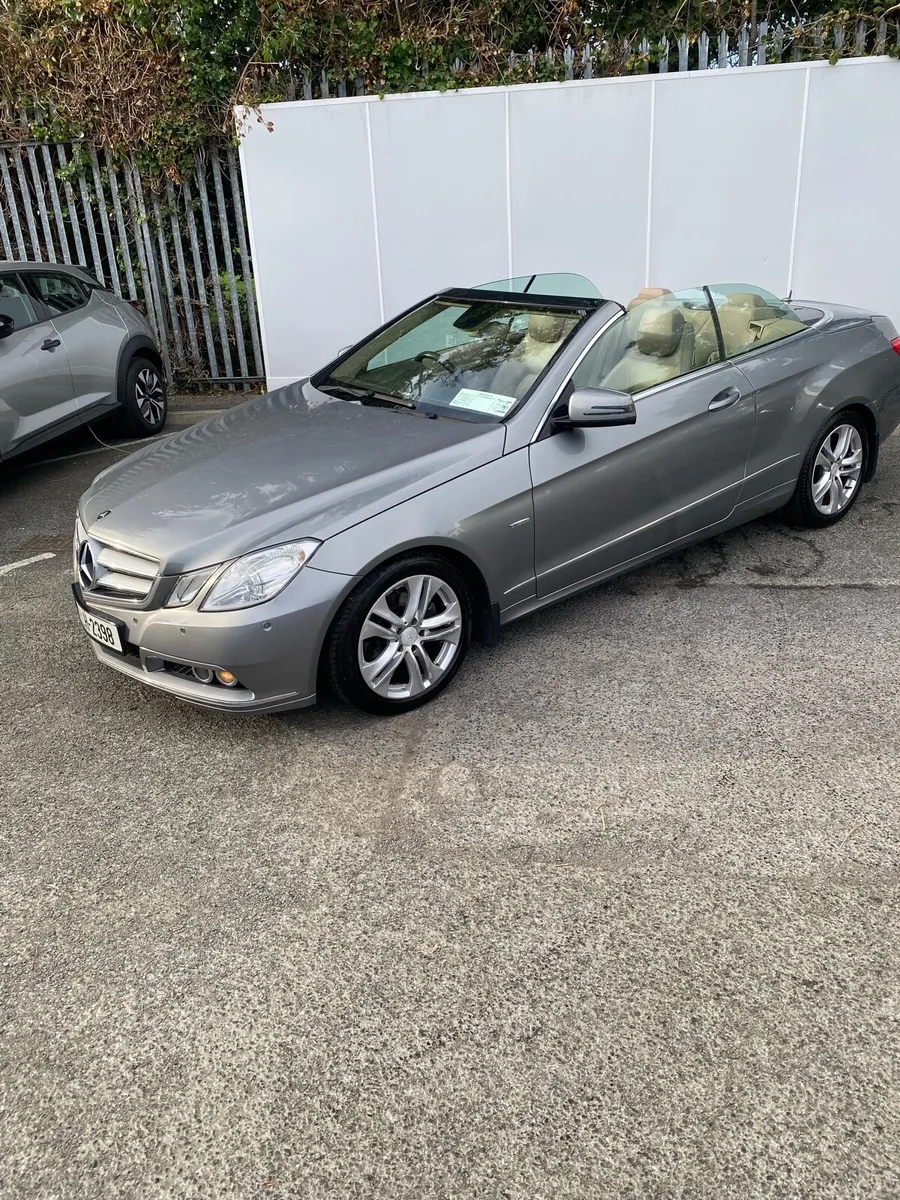 Mercedes E 220  Convertible - Image 2