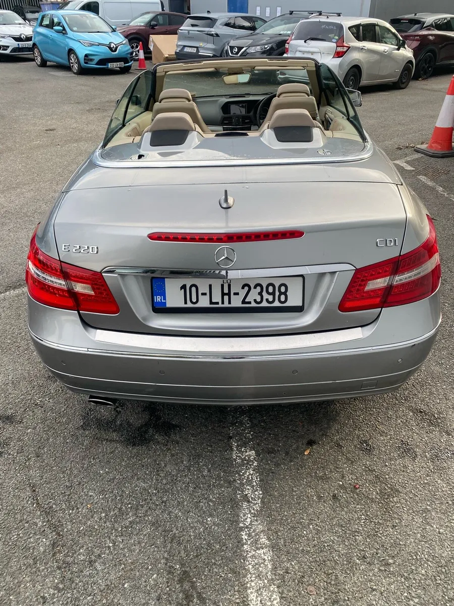 Mercedes E 220  Convertible - Image 3