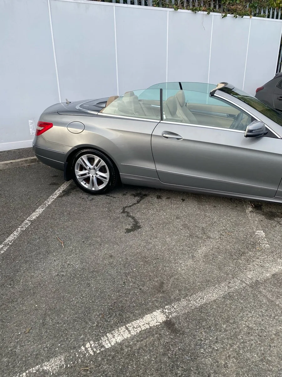 Mercedes E 220  Convertible - Image 4