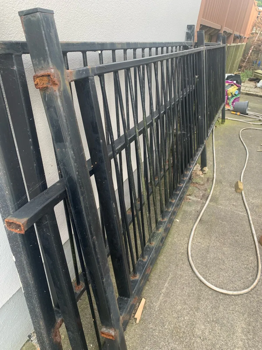 Iron railings - Image 2