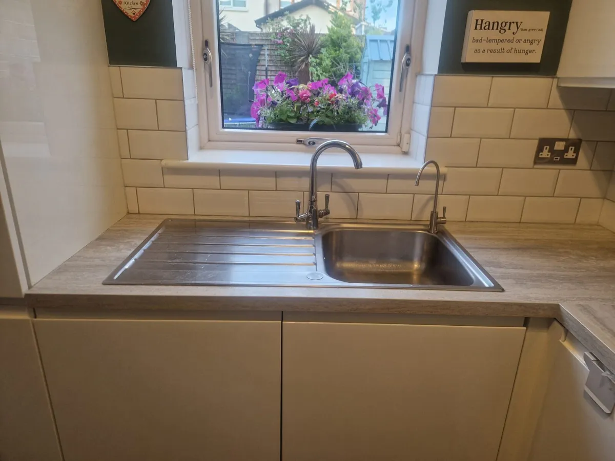 White Gloss Kitchen + App €1,000 Must Go 3rd Oct - Image 3