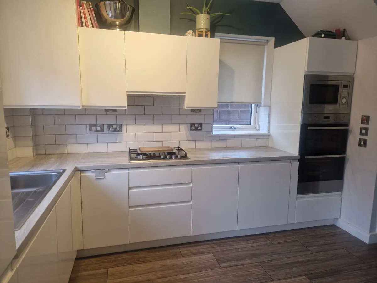 White Gloss Kitchen + App €1,000 Must Go 3rd Oct - Image 4