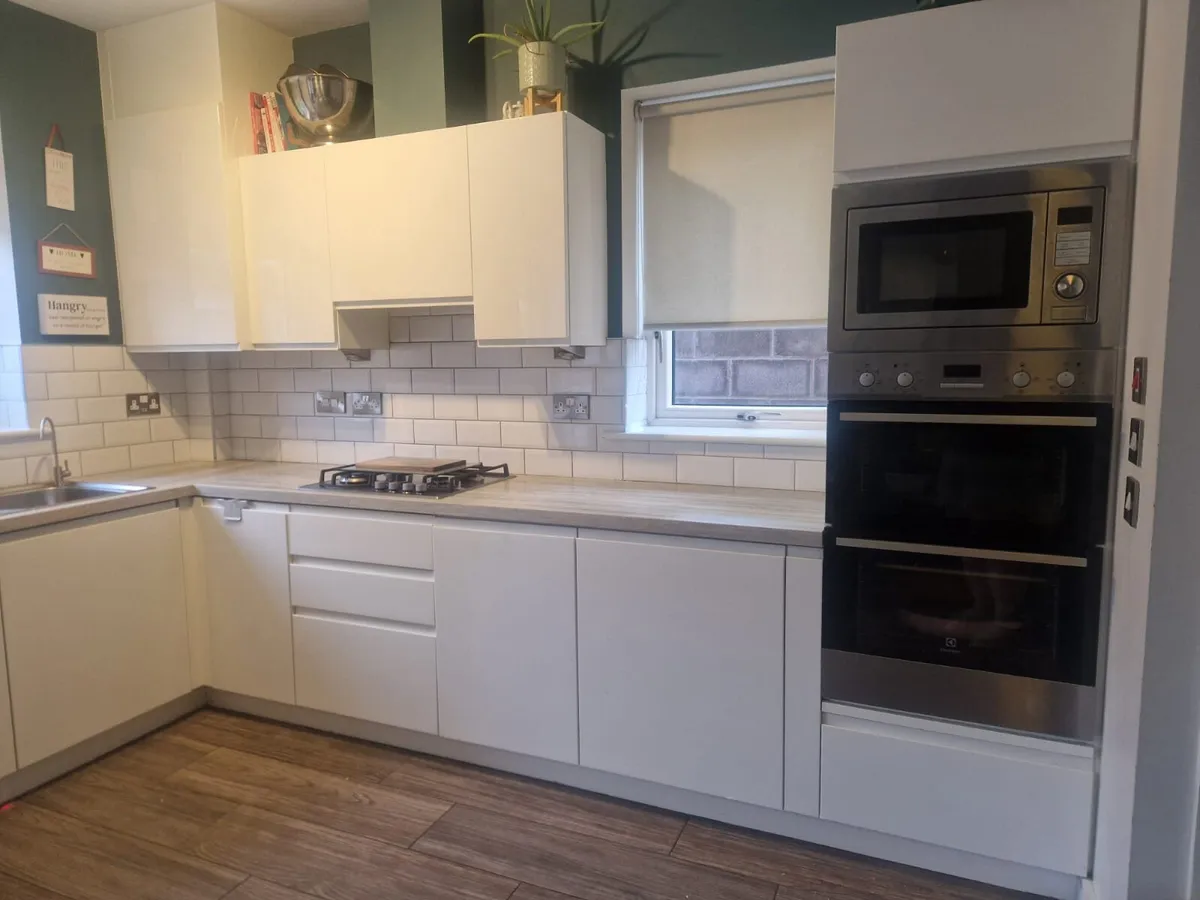 White Gloss Kitchen + App €1,000 Must Go 3rd Oct - Image 2