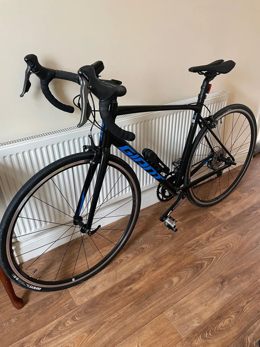 Giant contend 2 - bike like new - Image 1