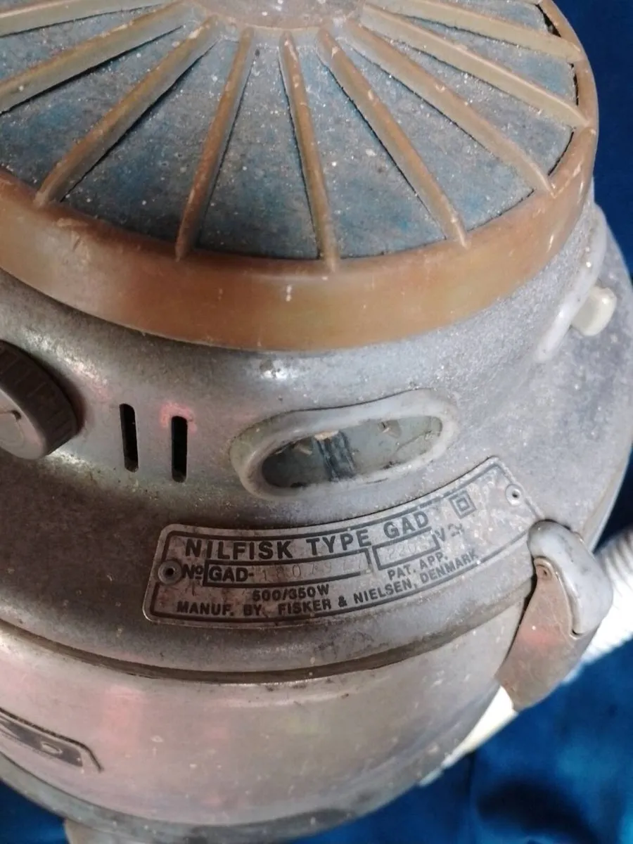 Vintage Nilfisk GA 70 Vacuum Cleaner working - Image 2