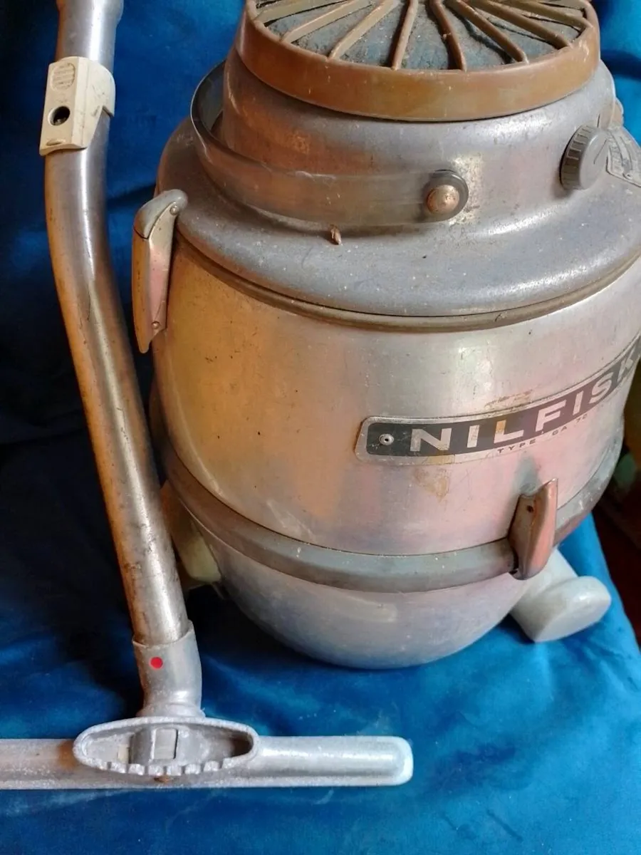 Vintage Nilfisk GA 70 Vacuum Cleaner working - Image 3