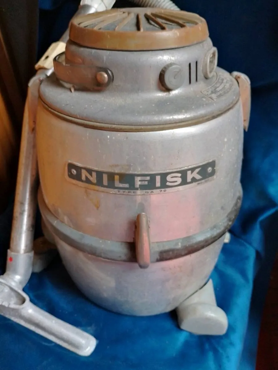Vintage Nilfisk GA 70 Vacuum Cleaner working - Image 4
