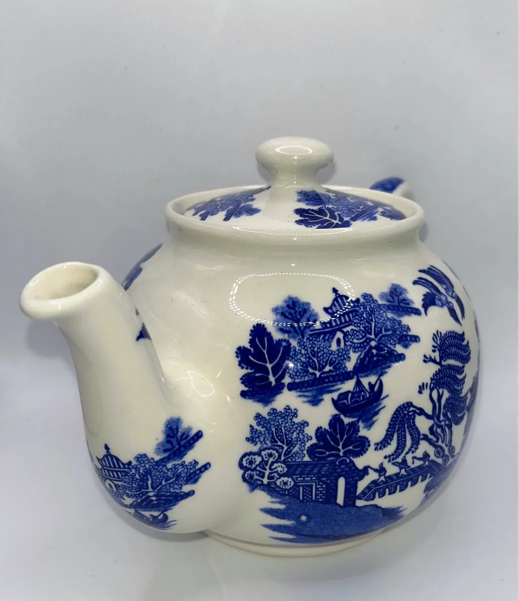 Vintage Willow Tea Pot by Sadler England - Image 1