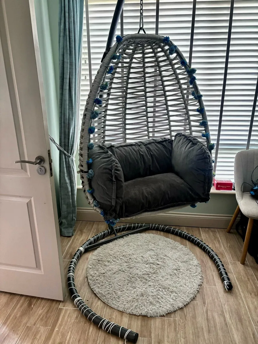 Hanging egg chair - Image 1